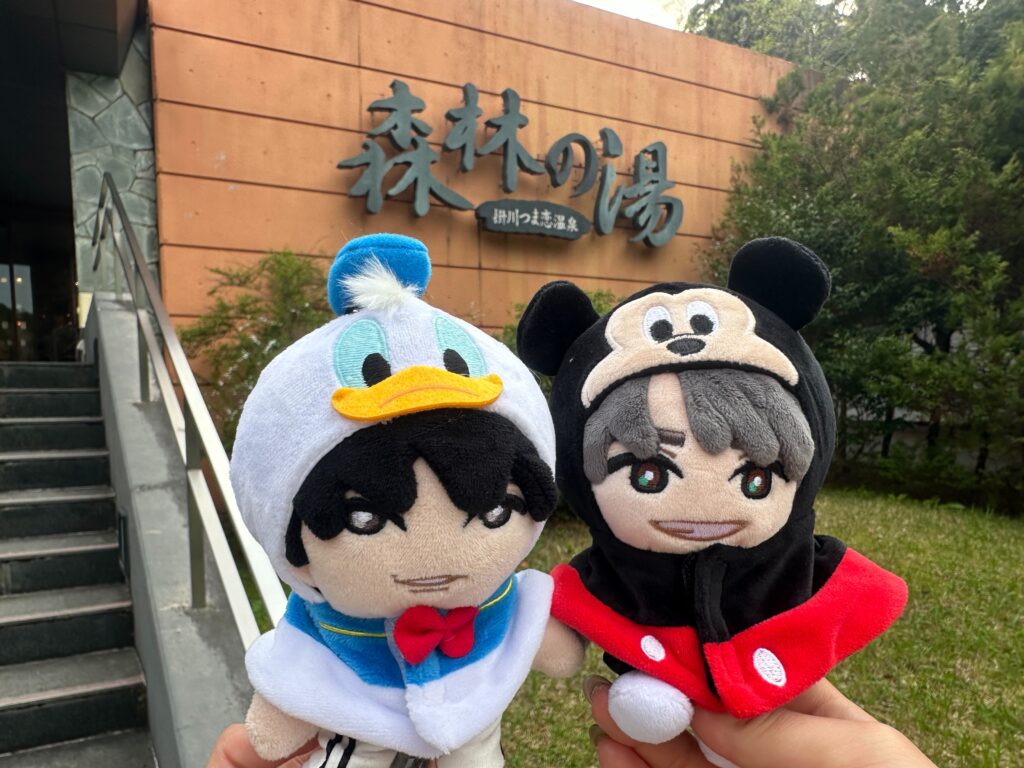 掛川つま恋温泉「森林の湯」の入口で撮影した公式ぬいぐるみの写真