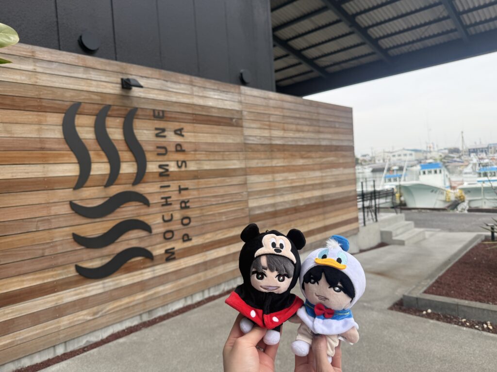 用宗みなと温泉の入口で公式ぬいぐるみの撮影