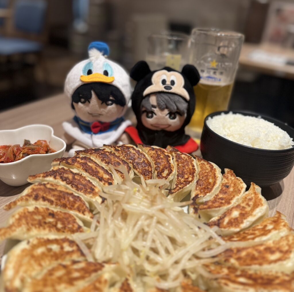 石松餃子で乾杯をするときに公式ぬいぐるみと撮影