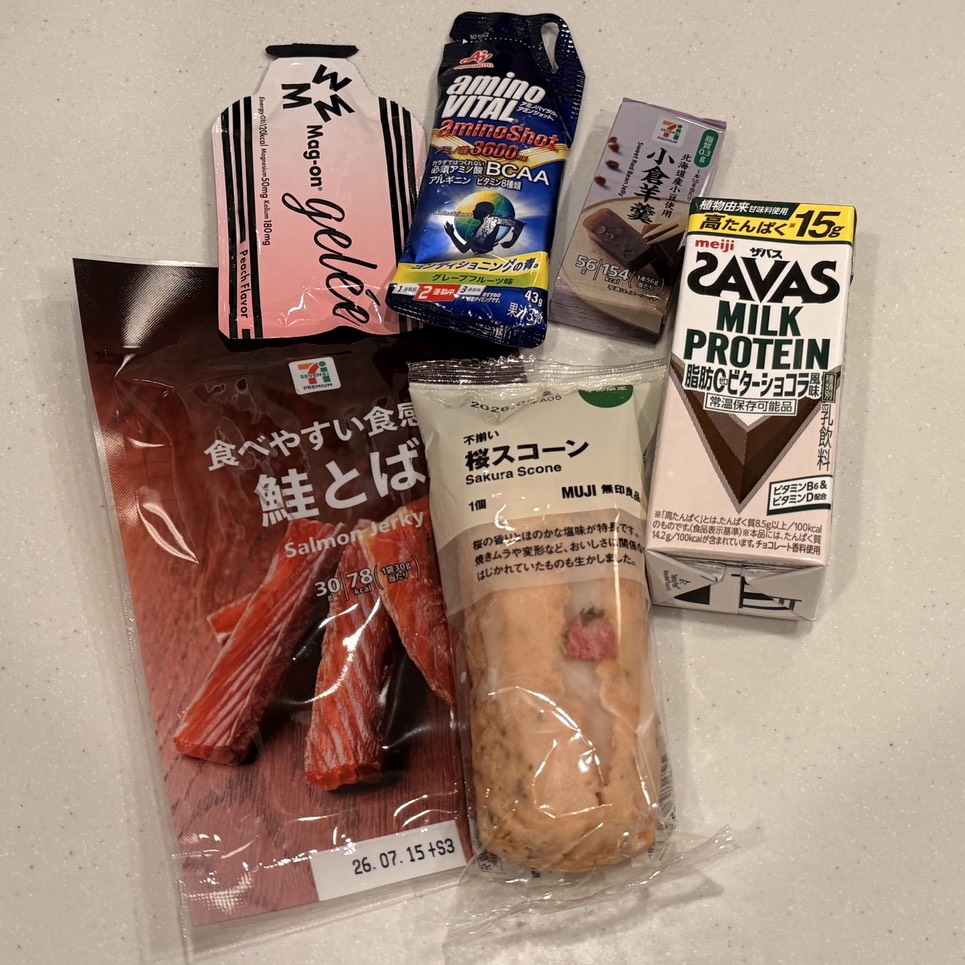 行動食の写真(Mag-on、アミノバイタル、プロテイン、お菓子)