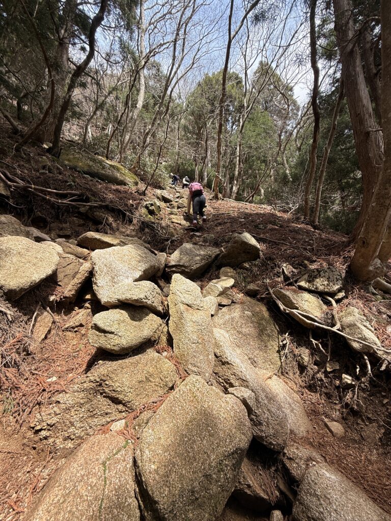 まだコースアウトに気がついていない急な斜面
