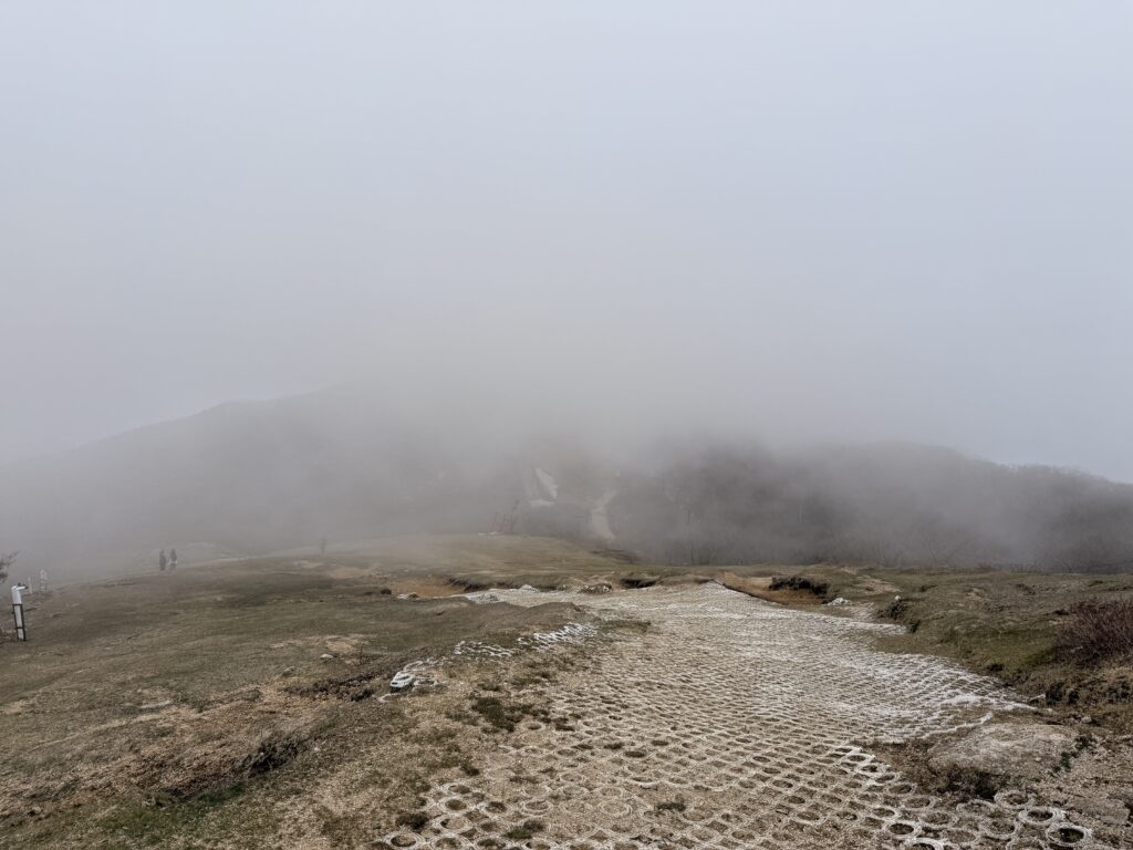 雲がかかって真っ白な山頂