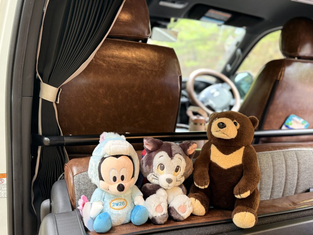 ハイエース車内のぬいぐるみたち
