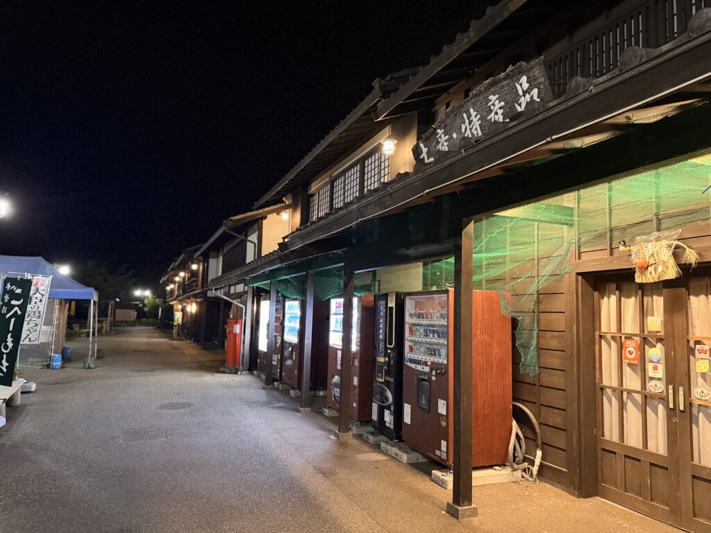 夜でも明るい道の駅賤母