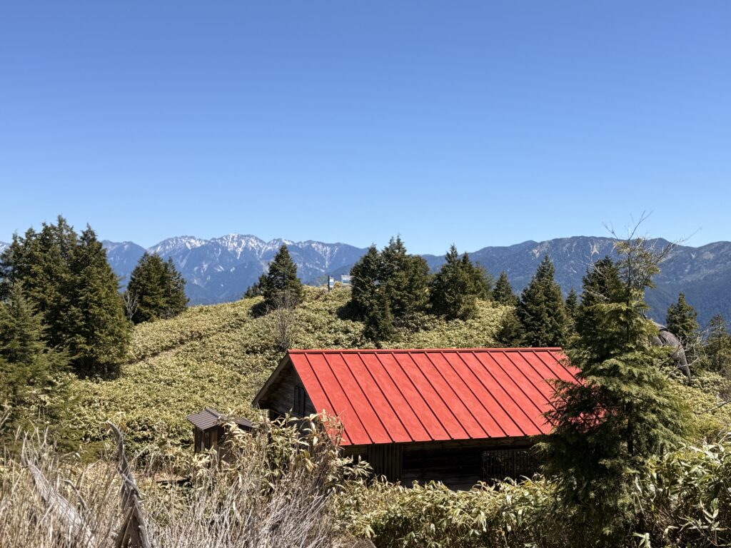避難小屋とバイオトイレ