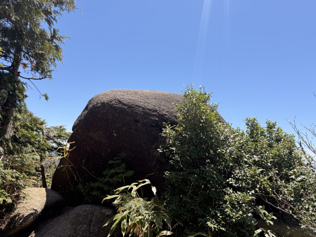 摩利支天の大きな岩