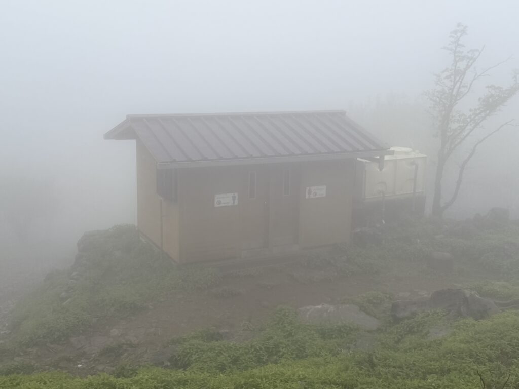 藤原山荘からすぐ近くの綺麗なバイオトイレ(近くなのに雲で霞んで見える)