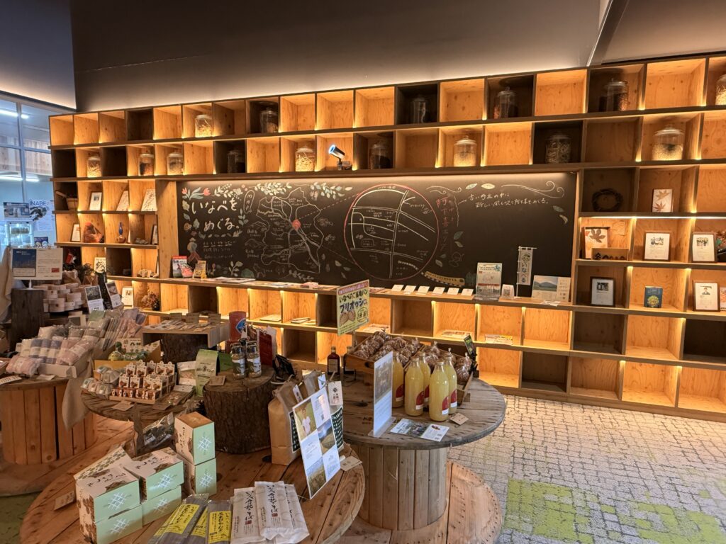 いなべ阿下喜ベースの入口売店(おしゃれ☆)