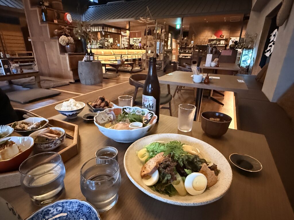 おしゃれなライティングの上木食堂の店内