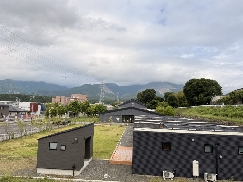 翌朝、雲がかかっていましたが、いなべ阿下喜ベースの奥に藤原岳が見えました!