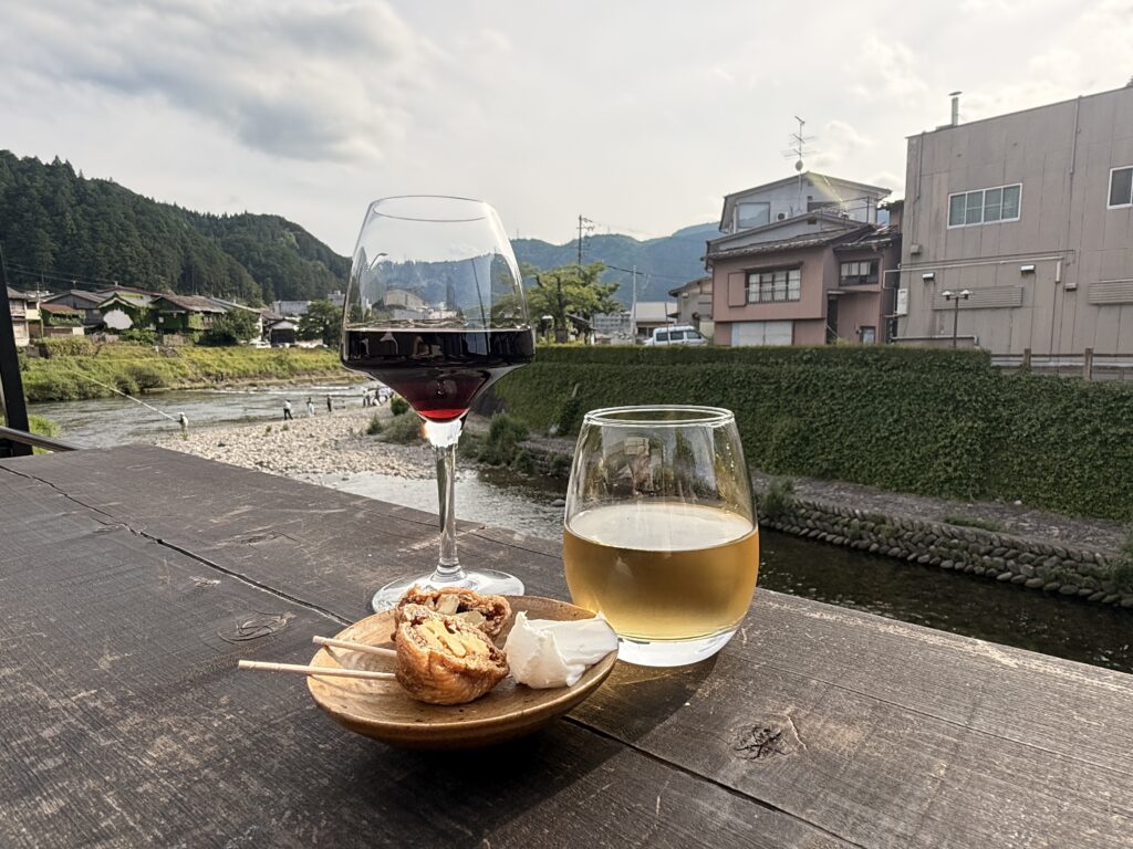 川を眺めながらワインで乾杯