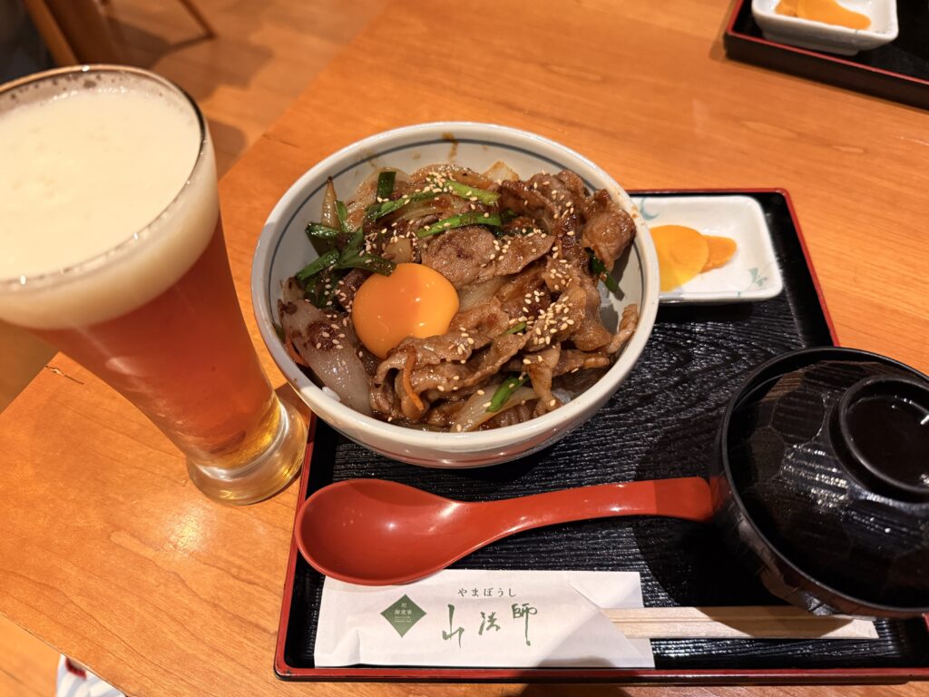飛騨牛焼肉丼とビール