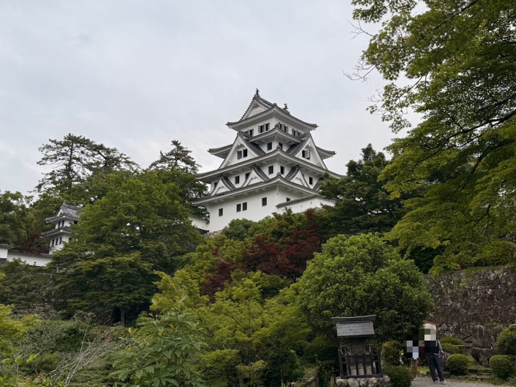 郡上八幡城を近くで撮影
