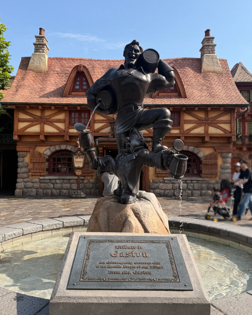 ファンタジーランドのガストンの噴水