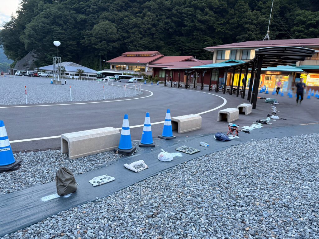 バス停までの列に荷物を並べた写真