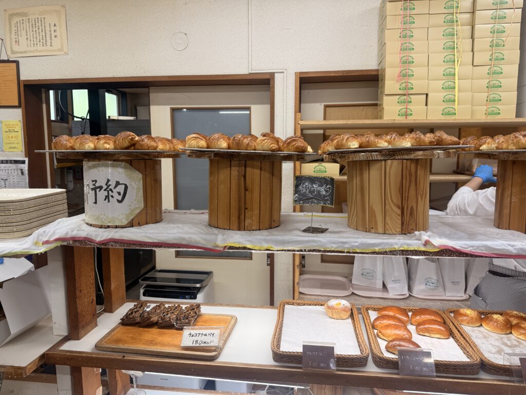 道の駅「南アルプスむら長谷」のパン屋さんに並ぶミニクロワッサン