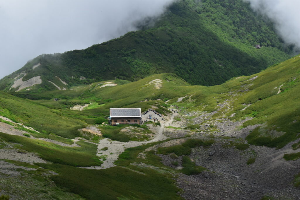 山頂から見下ろした仙丈小屋