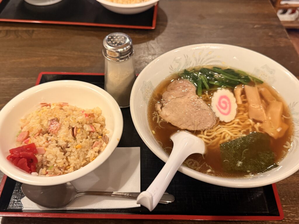 醤油ラーメンと半チャーハンセット