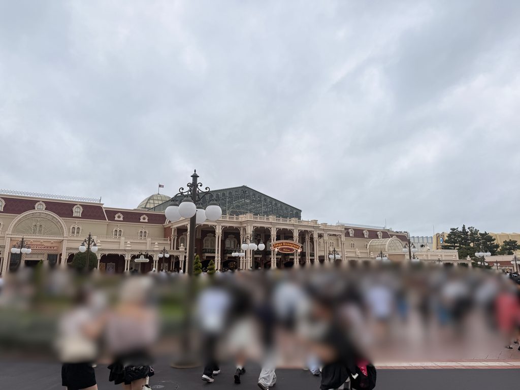 曇り空のディズニーランドエントランス