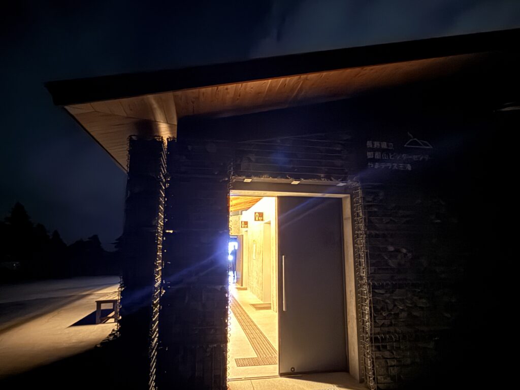 御嶽山ビジターセンターやまテラス王滝のトイレの建物外観