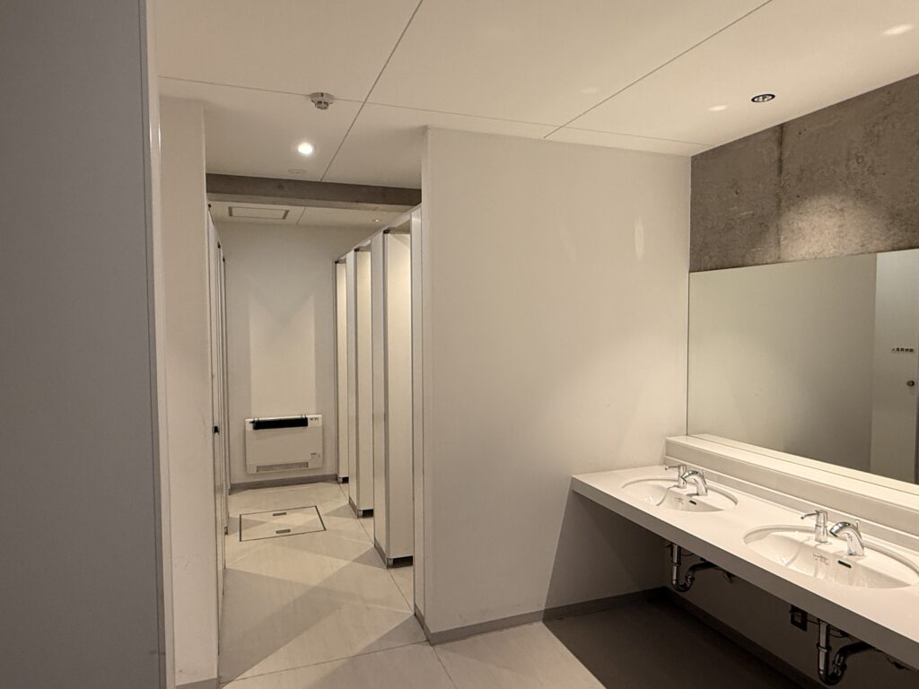 御嶽山ビジターセンターやまテラス王滝のトイレの中。明るくて綺麗！