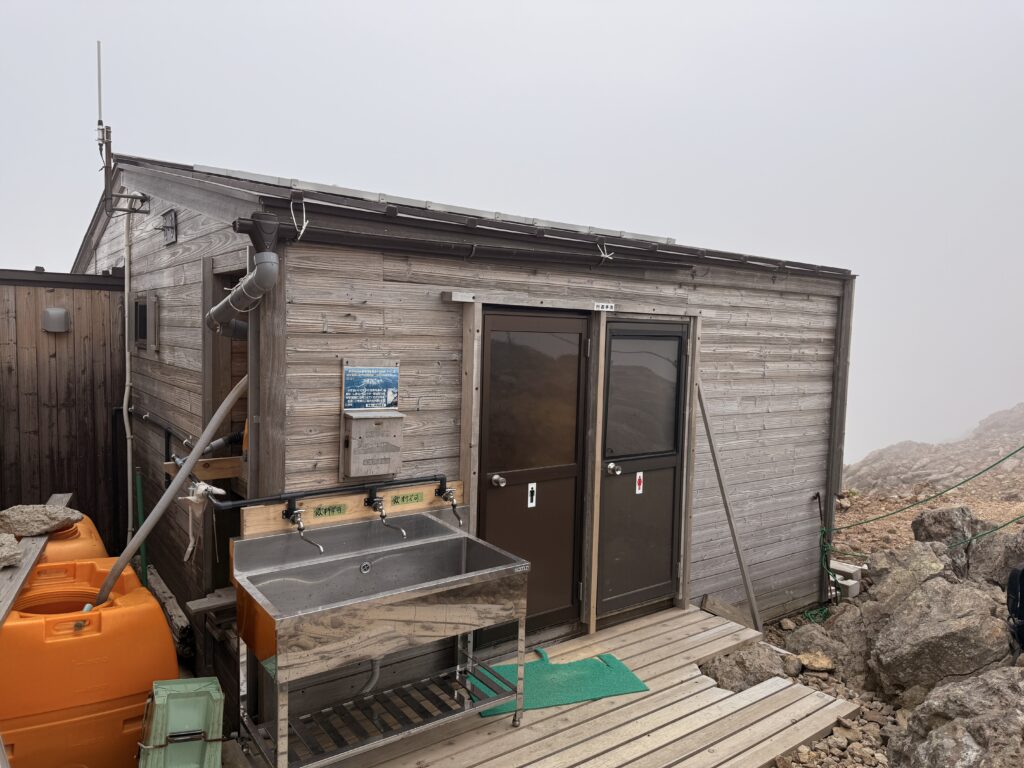 「王滝頂上避難施設」のトイレ写真