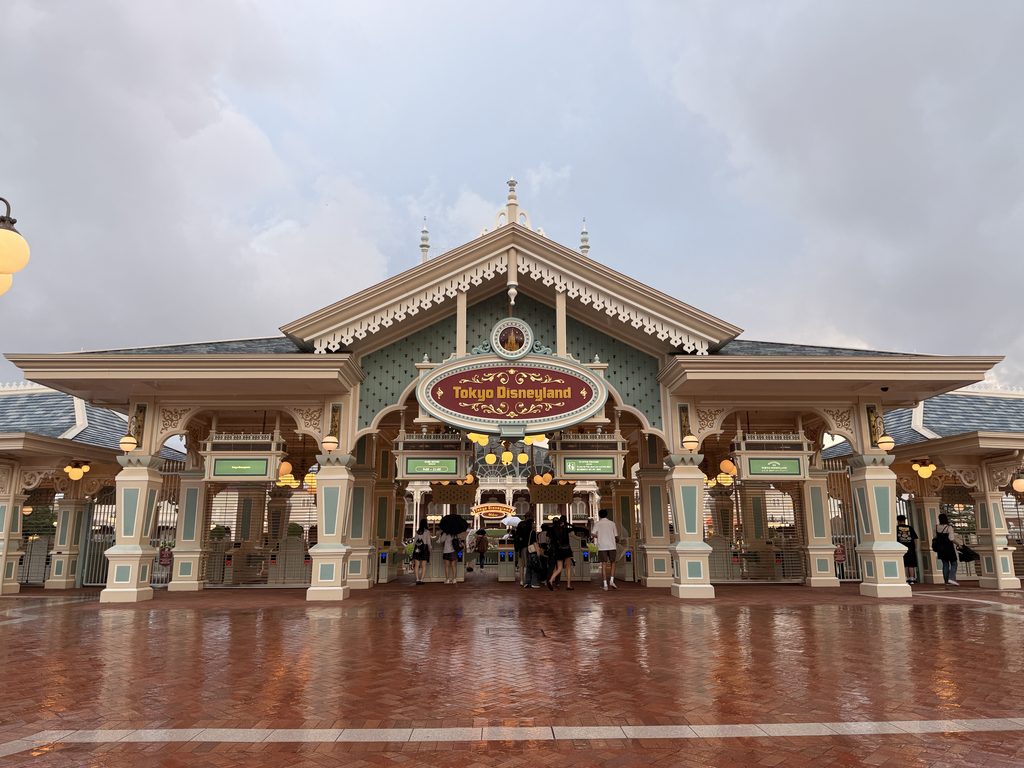 びしょ濡れのディズニーランドエントランス