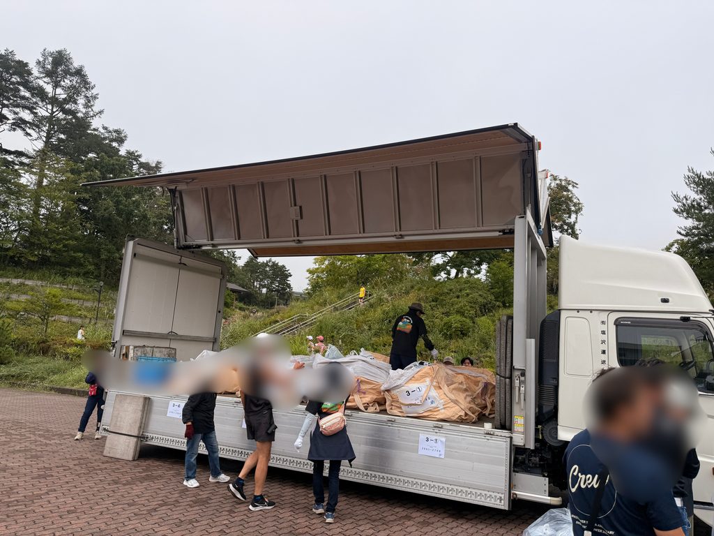 選手たちは5合目に届けてもらう荷物をトラックへ預けます!