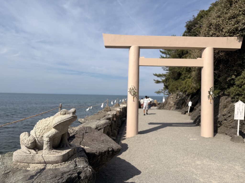 鳥居のそばにもいるカエル