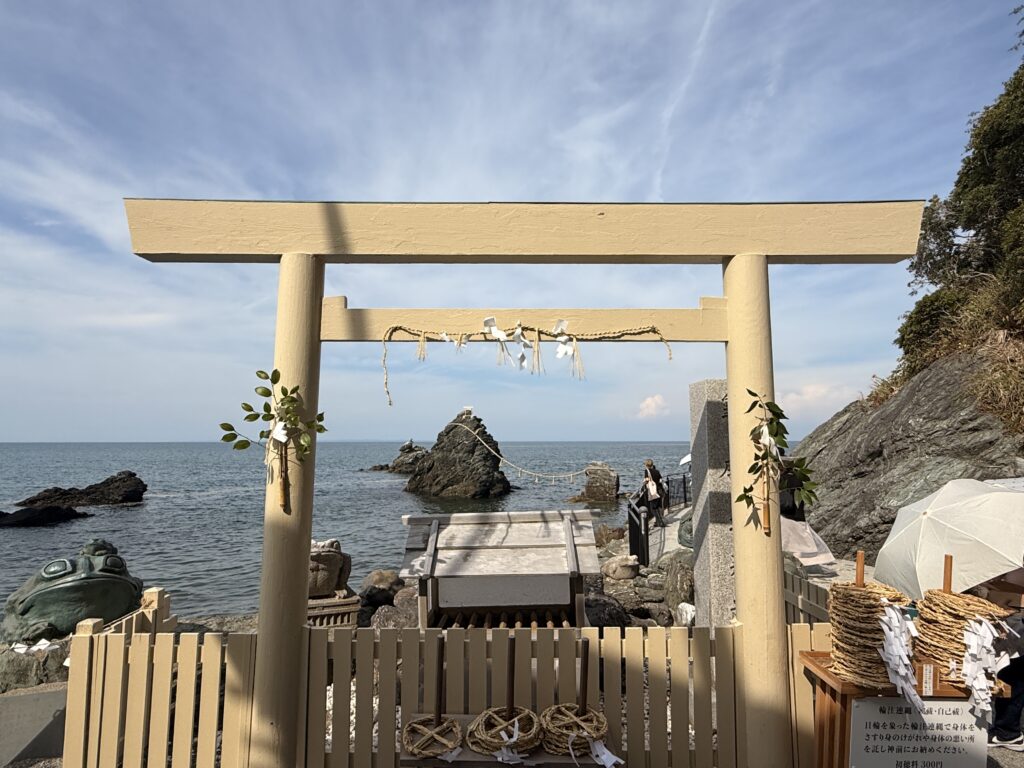 鳥居の向こうに見える「夫婦岩」