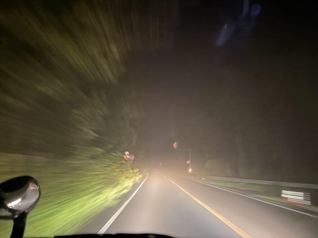 朝霧高原の霧の中をドライブ中。(助手席からの写真)