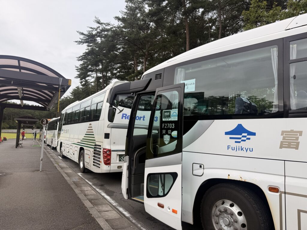 たくさん並んでいる大会シャトルバス