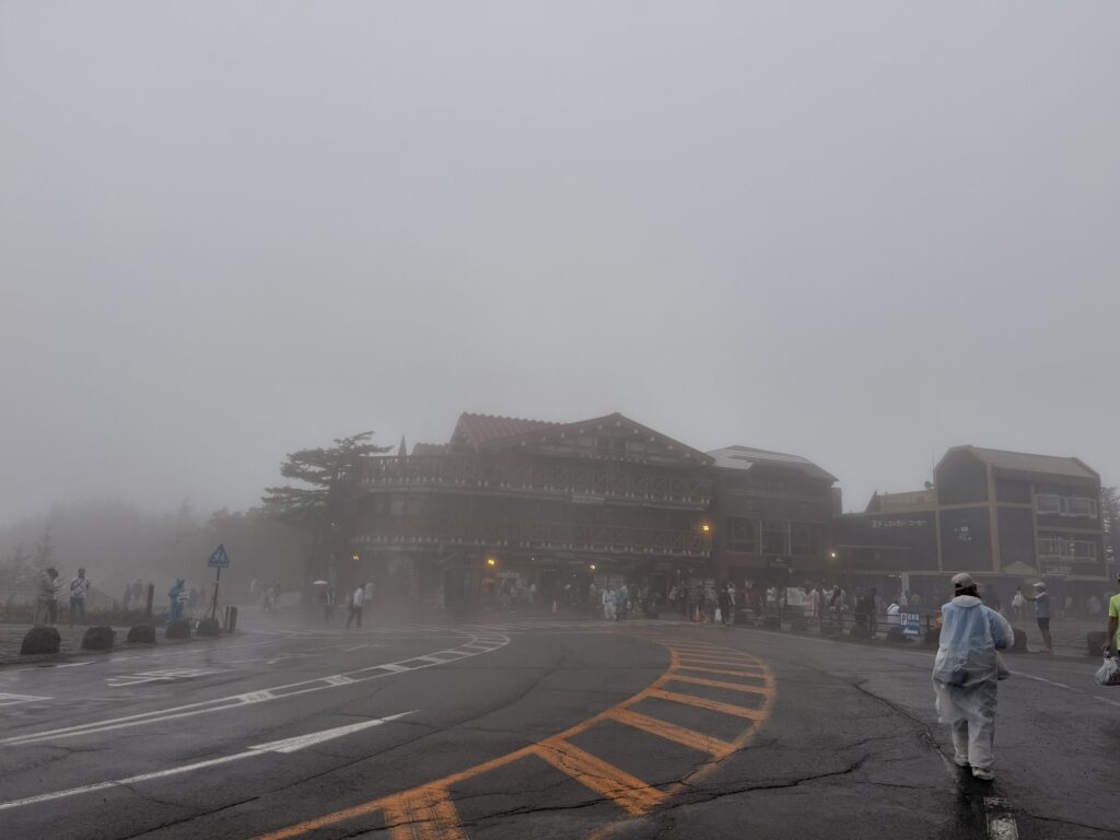 ものすごい曇り天気でしたが観光客の人たちは結構いた